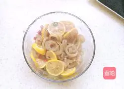 Illustration of how to make lemon mixed with pork rinds 12