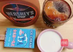 Illustration of how to make caramel ice cream latte 1