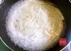 Illustration of how to make spicy and sour egg noodle soup 7