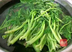 Illustration of how to make leek and spinach vegetarian buns 5