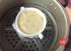 Illustration of how to make banana egg custard 4