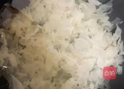 Illustration of how to make rock sugar, white fungus, red dates and pear soup in electric pressure cooker 3