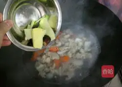 Illustration of how to make two-color radish soup with sliced ​​meat 4