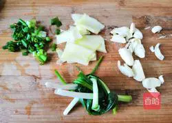 Illustration of how to make pork ribs and corn soup 1