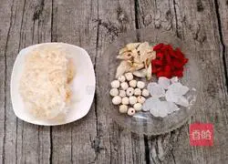 Illustration of how to make lotus seed, lily and tremella sugar water 1