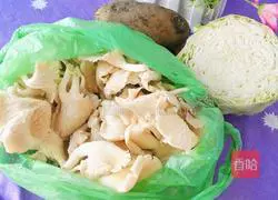 Illustration of how to make simple vegetarian soup 1