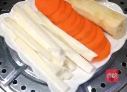 Illustration of how to make carrot, yam and banana puree 3