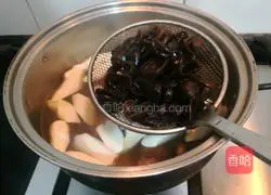 Illustration of making chicken soup with wild rice and fungus 12