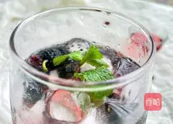 Illustration of how to make mulberry and cranberry ice drink 6