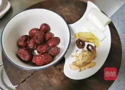 Illustration of how to make Angelica, red dates and mutton soup 4