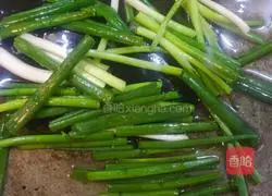 Illustration of how to make noodles with scallion oil 3