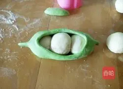 Illustration of how to make pea pod steamed buns 17