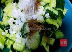 Illustration of how to make cucumbers with mashed garlic 10
