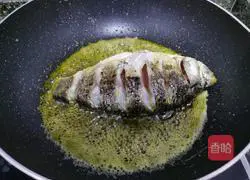 Illustration of how to make pickled cabbage and crucian carp soup 3