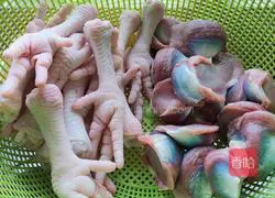 Illustration of braised duck gizzards and chicken feet 1