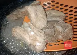 Illustration of how to make pork ribs, corn and water chestnut soup 4