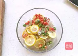 Illustration of how to mix lemon with pork rinds 11