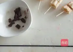 Illustration of how to make snack lollipops 4