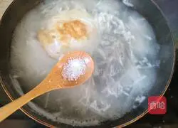 Illustration of how to make fried egg and shredded radish soup 6