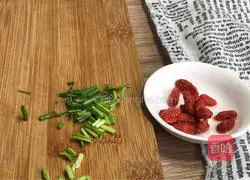 Illustration of how to make wolfberry tofu and kelp soup 4