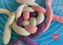 Illustration of how to make hydrangea steamed buns 6