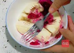 Illustration of how to make banana and dragon fruit egg cake 1