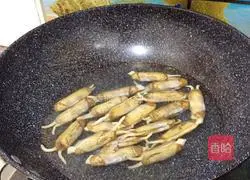 Illustration of how to make pepper-fried razor clams 2