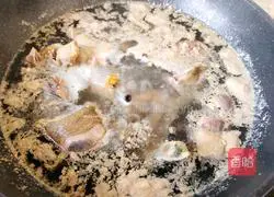 Illustration of how to make shepherd's purse stewed with black bone chicken soup 2