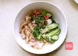 Illustration of how to mix pig ears with cucumber 3