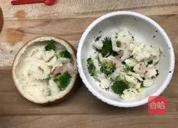 Illustration of how to make broccoli, ham and baked bagel without cracking salty pie 4