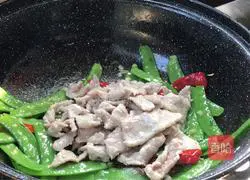 Illustration of how to make fried lean meat with snow peas 14