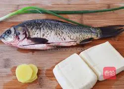 Illustration of how to make crucian carp and tofu soup 1