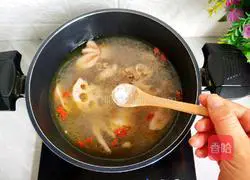 Lotus root stewed chicken soup illustration 10