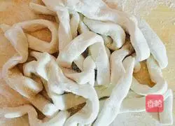 Illustration of how to make smooth pork noodles 10