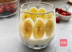 Illustration of how to make beautiful yogurt oatmeal cup 3