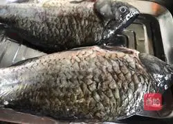 Illustration of how to prepare grilled crucian carp with green onions 1