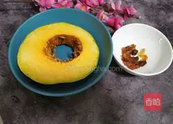 Illustration of how to make peach gum pumpkin and pine nut soup 1