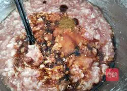 Illustration of how to make steamed pork and green pepper dumplings 3