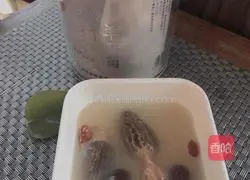 Illustration of how to make morel chicken soup 4