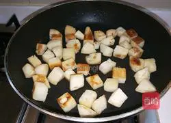 Xinwen Gourmet Internet celebrity steamed buns transformed into egg and ham cakes illustration 4