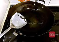 Illustration of how to stir-fry lettuce and fungus 3