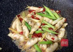 Illustration of how to make pepper-fried razor clams 8