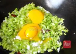 Illustration of how to make fried eggs with celery 6