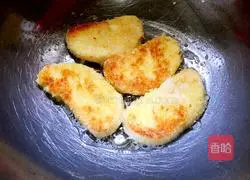 Illustration of how to make golden steamed bun slices 5