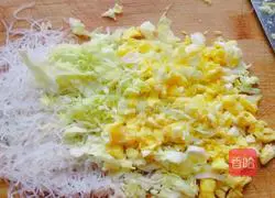 Illustration of how to make cabbage, vermicelli and egg boxes 3