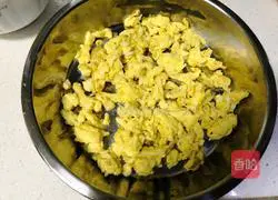 Illustration of how to make three fresh steamed buns 3