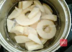Illustration of how to make rock sugar and snow pear soup 4