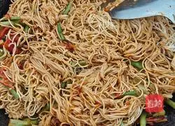 Illustration of how to make braised beans and noodles 12