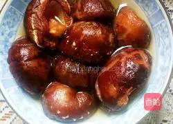 Illustration of how to make mushroom and chicken soup 2