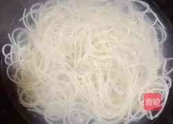 Illustration of how to make noodles with minced meat and double eggplant (10 minutes quick braised noodles)